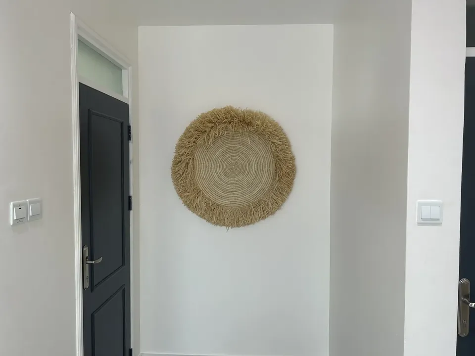 Apartment entrance hall with woven wall decoration